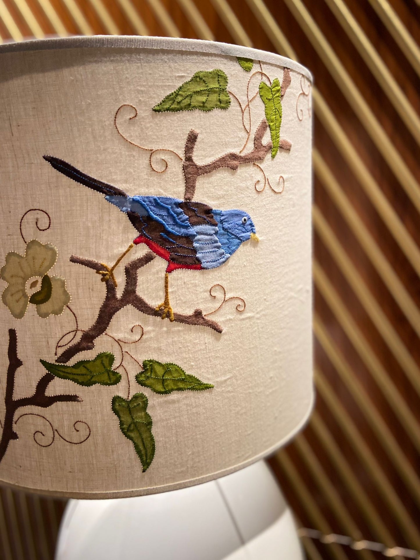 Paralume cilindrico interamente decorato a mano Uccello azzurro ditta Taf Firenze