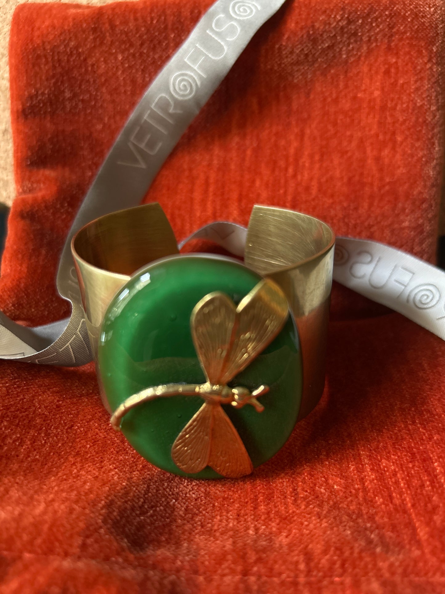 Bracciale ottone con placca ovale e libellula light jade Vetrofuso