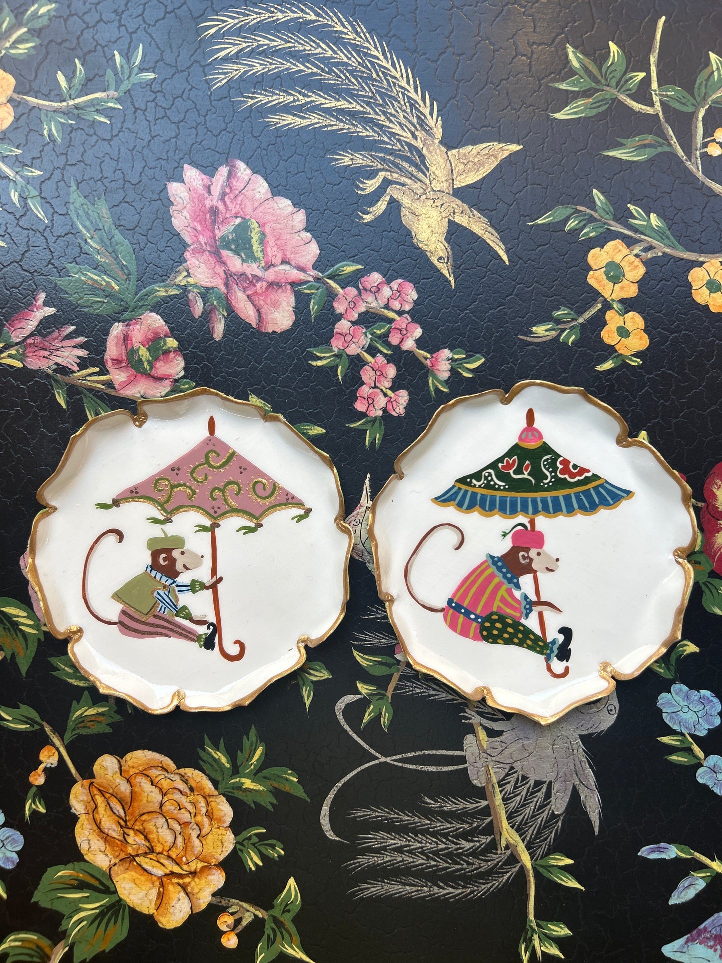 Set due piattini pane realizzati a mano in metallo e decorati a Mano scimmietta paralume rosa e scimmietta paralume blu