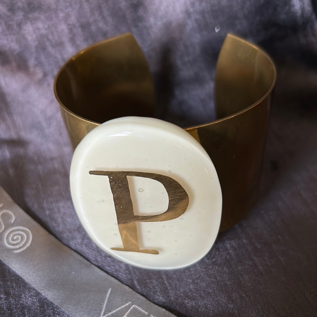 Bracelet Gipsy lettre P sur ovale crème Daniela Poletti peut être commandé