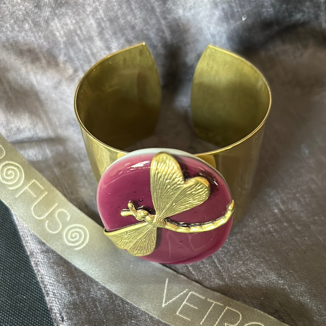 Bracelet Gipsy avec application libellule sur ovale prune Daniela Poletti peut être commandé