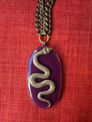Collana Vetrofuso con ovale color prugna e serpente