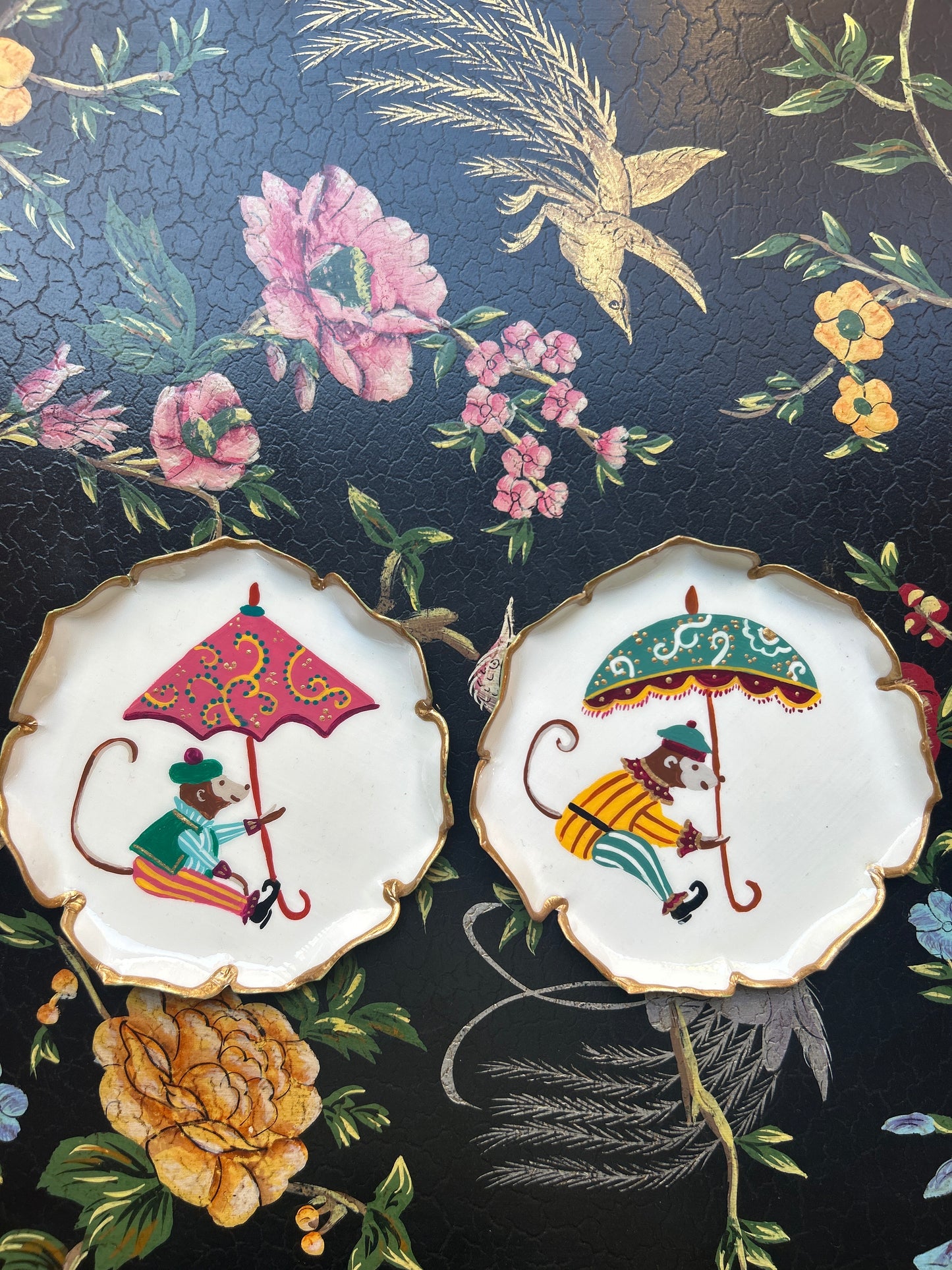 Set due piattini pane in metallo decorati a mano scimmietta con ombrello turchese e comments con ombrello rosa coni o