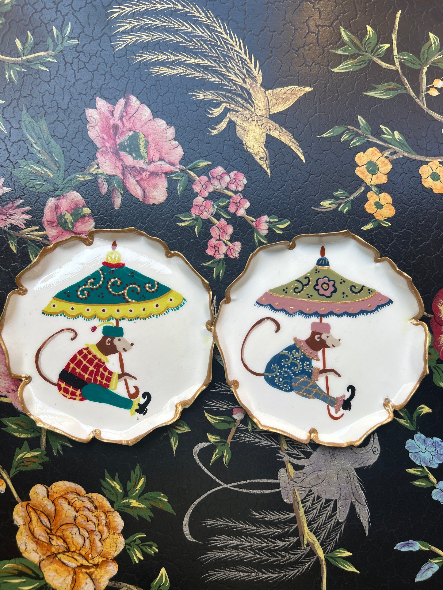 Set due piattini pane in metallo realizzati e decorati a mano scimmietta ombrello verde Rosa e scimmietta ombrello turchese