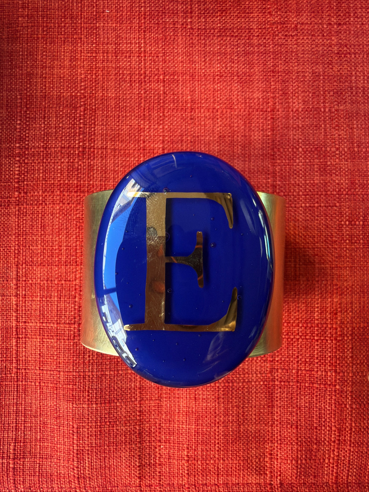 Bracciale in ottone e vetro di Murano Vetrofuso colore blu lettera E