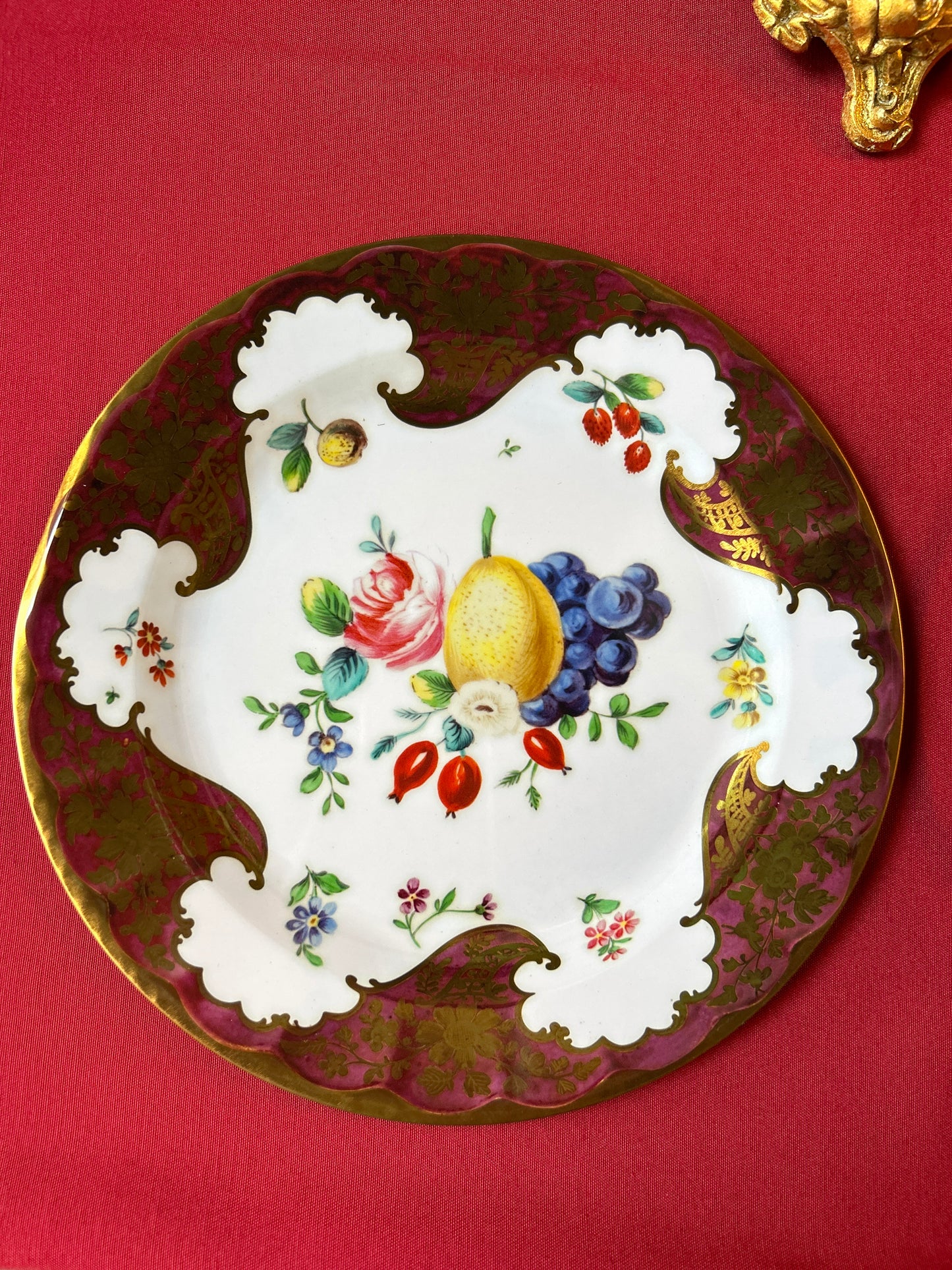 Piatto in latta riproduzione Worcester porcelain frutta bordeaux oro