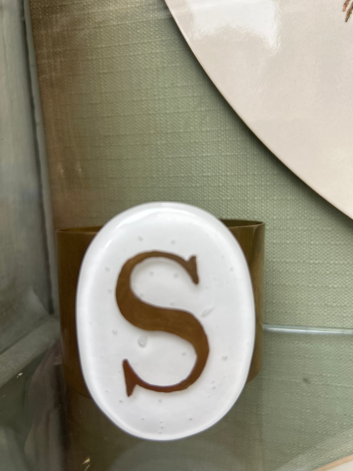 Bracciale in ottone con placca in vetro di Murano bianca lettera S Vetrofuso