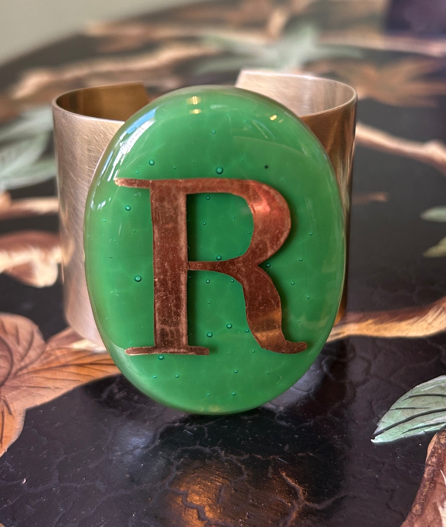 Bracciale in ottone con placca di vetro di Murano light jade lettera R Vetrofuso
