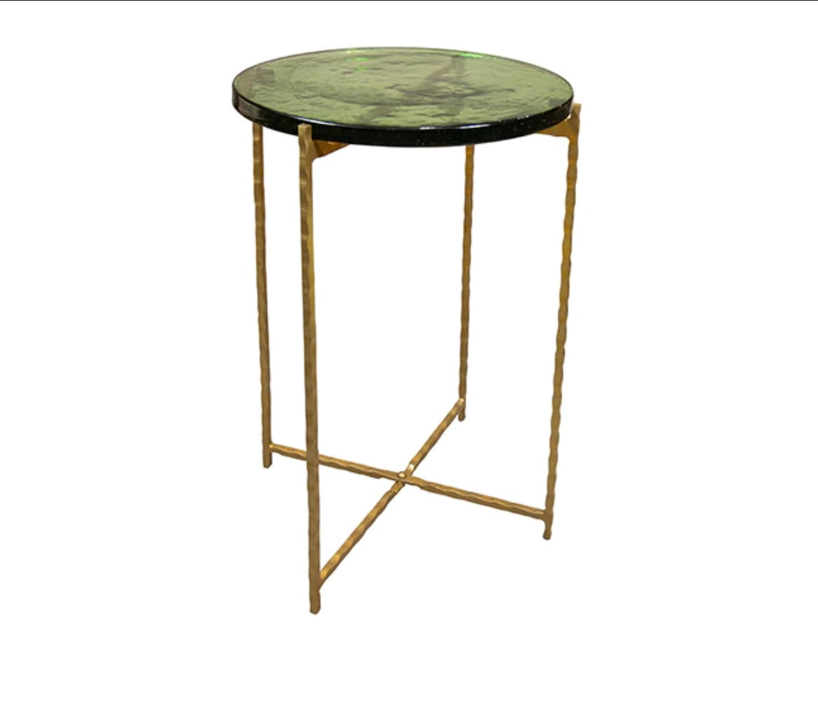 Tavolino in metallo martellato dorato con piano in vetro verde