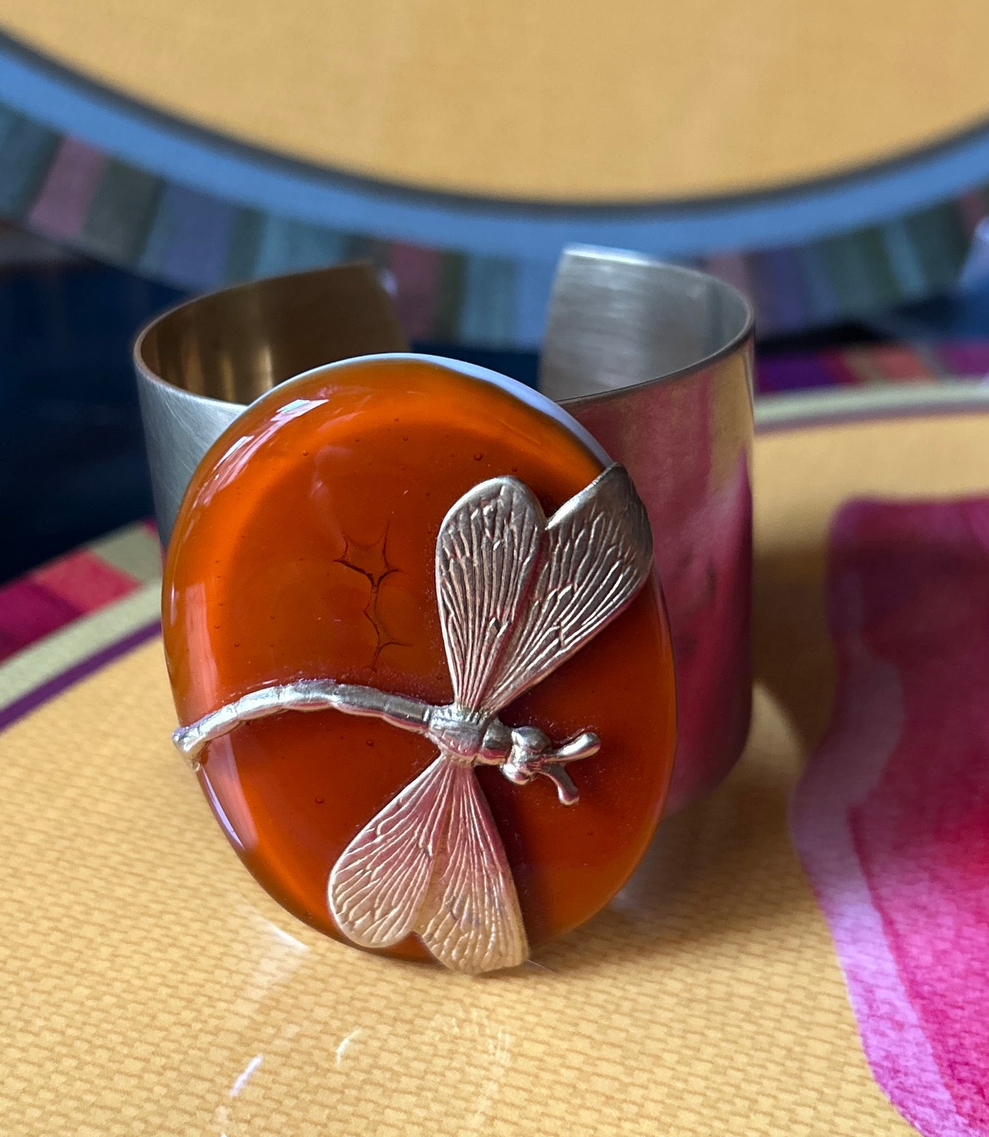 Bracciale in ottone con placca ovale Vetro fuso di Murano con libellula caramello Vetrofuso