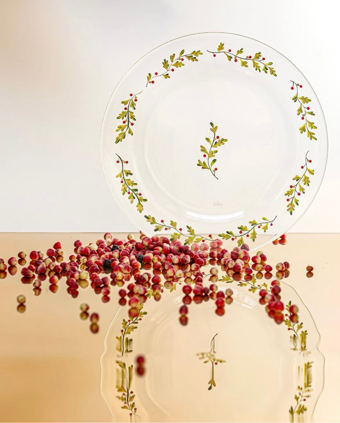 Sottopiatto o piatto panettone in Vetro Decorato a mano Flora in festa sotto il vischio