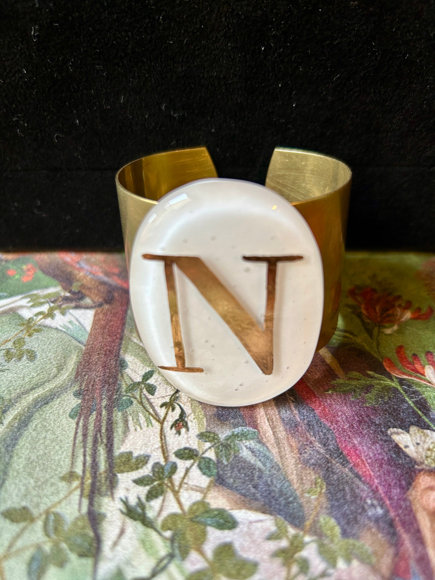 Bracciale in ottone con placca ovale Bianca in vetro di Murano lettera N Vetrofuso
