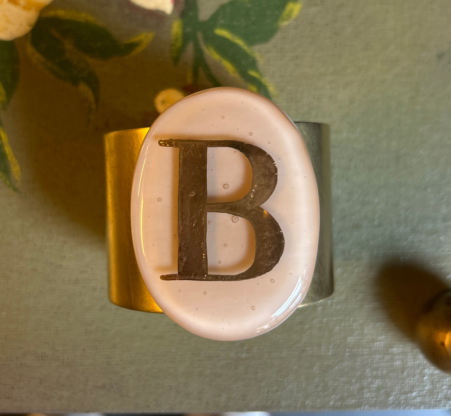 Bracciale in ottone con placca ovale in vetro di Murano lettera B champagne