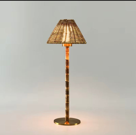 Lampada da tavolo ricaricabile con paralume rattan