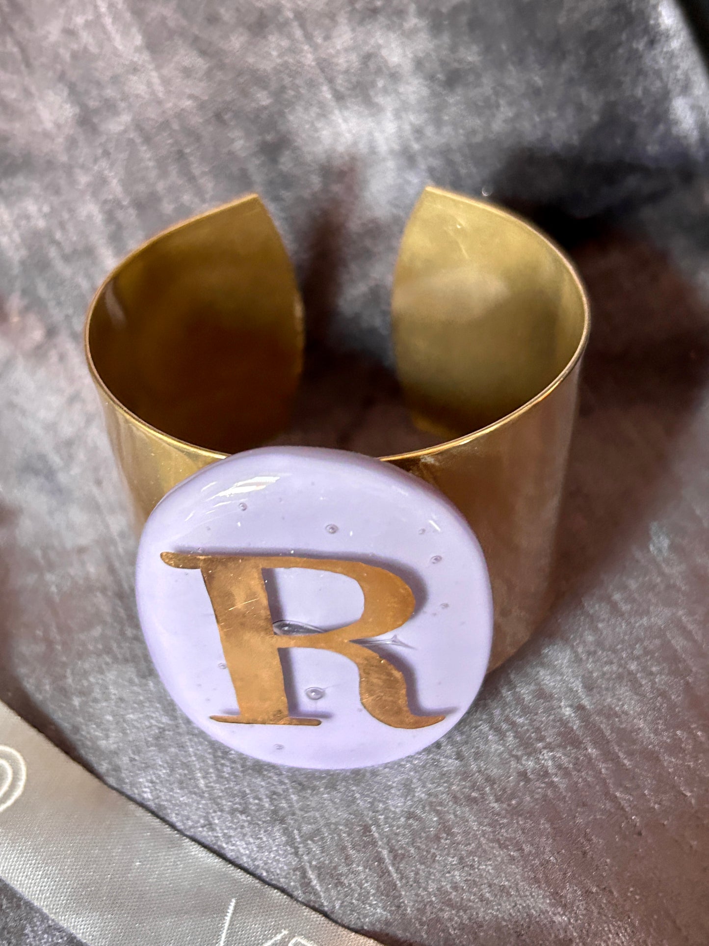 Bracelet Gipsy lettre R sur ovale Lilas Daniela Poletti peut être commandé