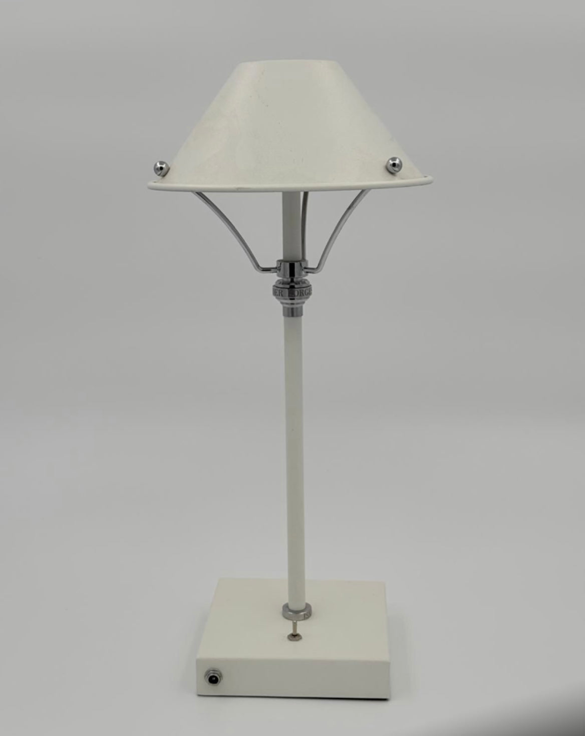 Lampada ricaricabile in acciaio bianca