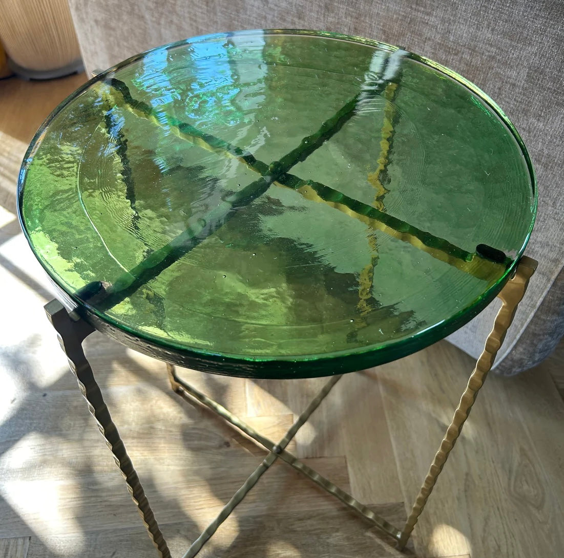 Tavolino in metallo martellato dorato con piano in vetro verde