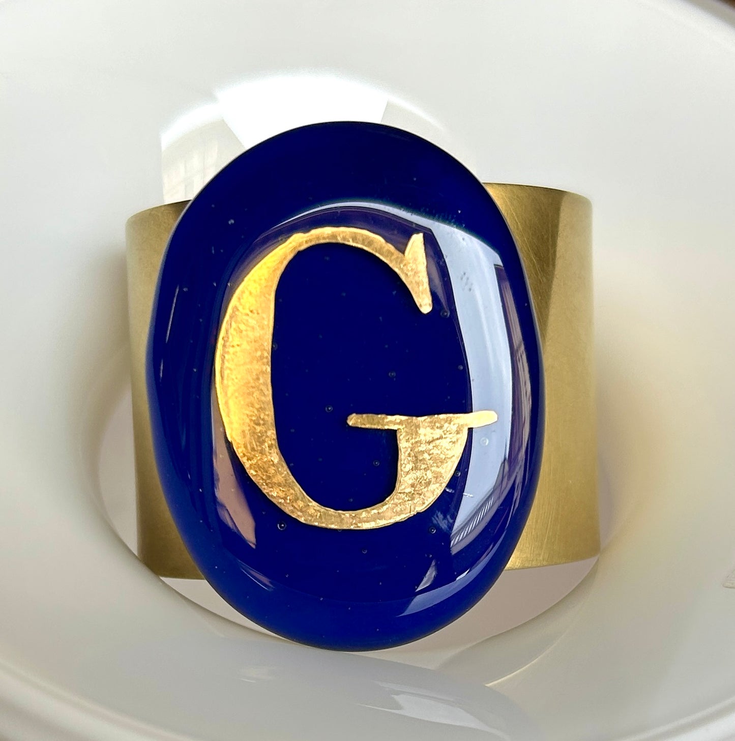 Bracciale in ottone con placca ovale in vetro di Murano avio blu lettera G