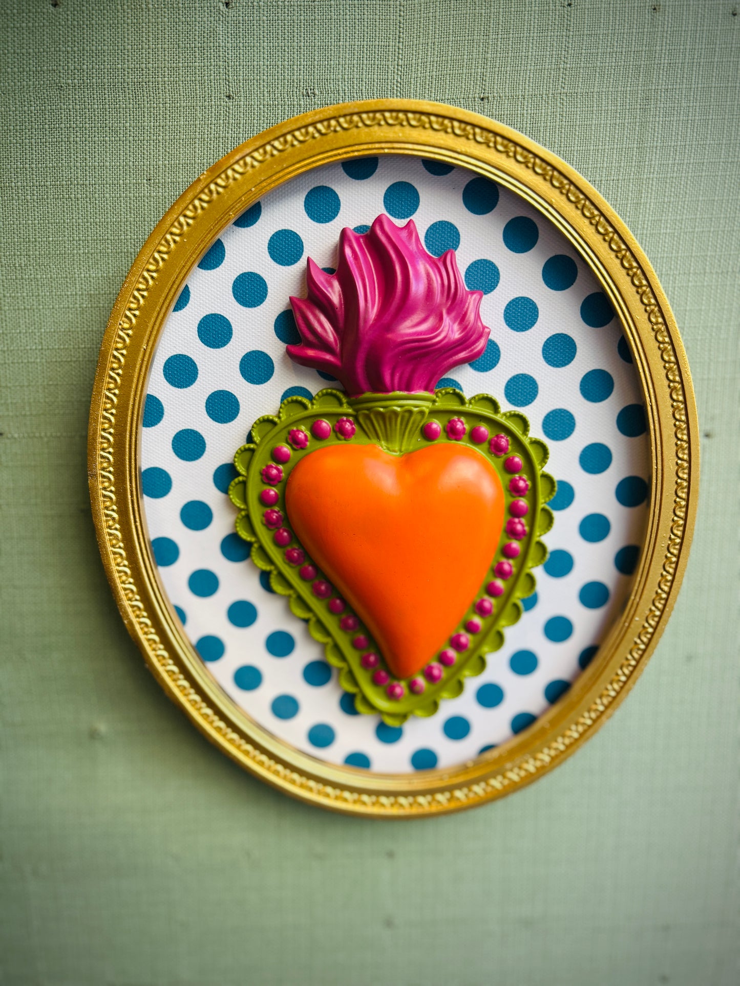 Cuore da appendere arancione con cornice oro
