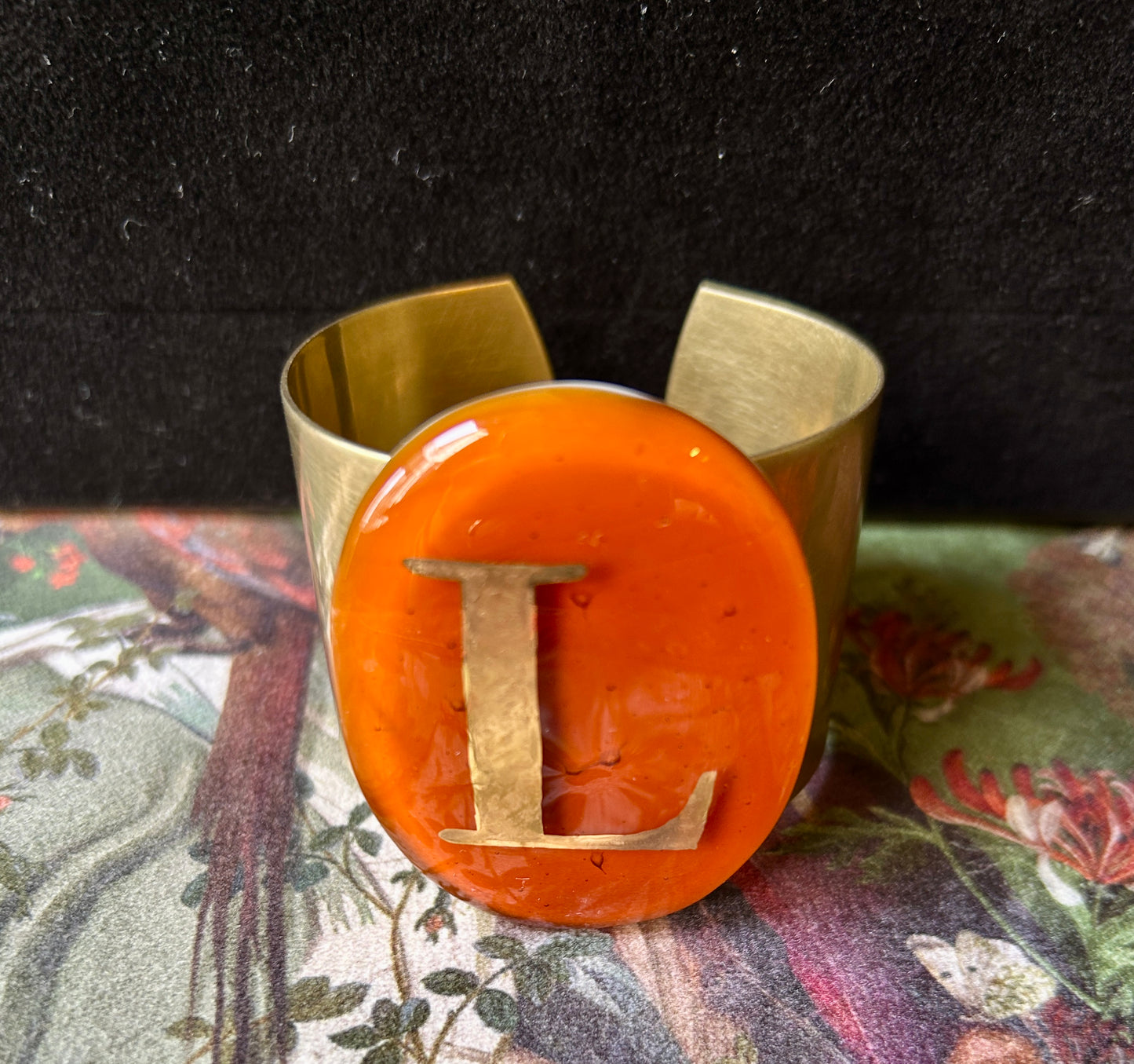 Bracciale in ottone con placca in vetro fuso di Murano caramello lettera L