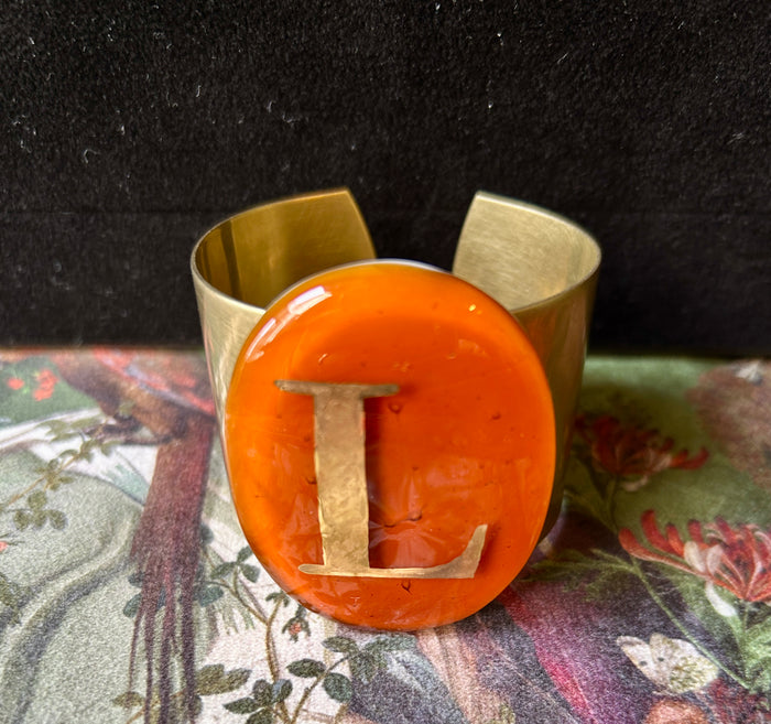Bracciale in ottone con placca in vetro fuso di Murano caramello lettera L