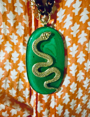 Collana Vetrofuso con ciondolo in vetro di murano verde e serpente