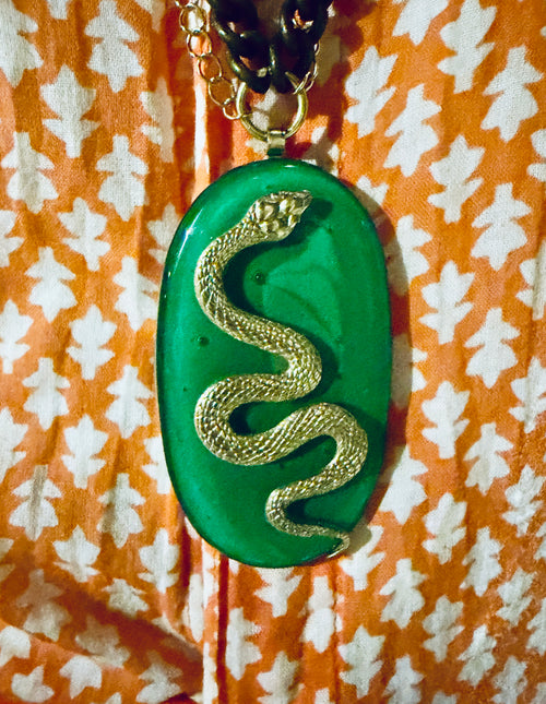 Collana Vetrofuso con ciondolo in vetro di murano verde e serpente
