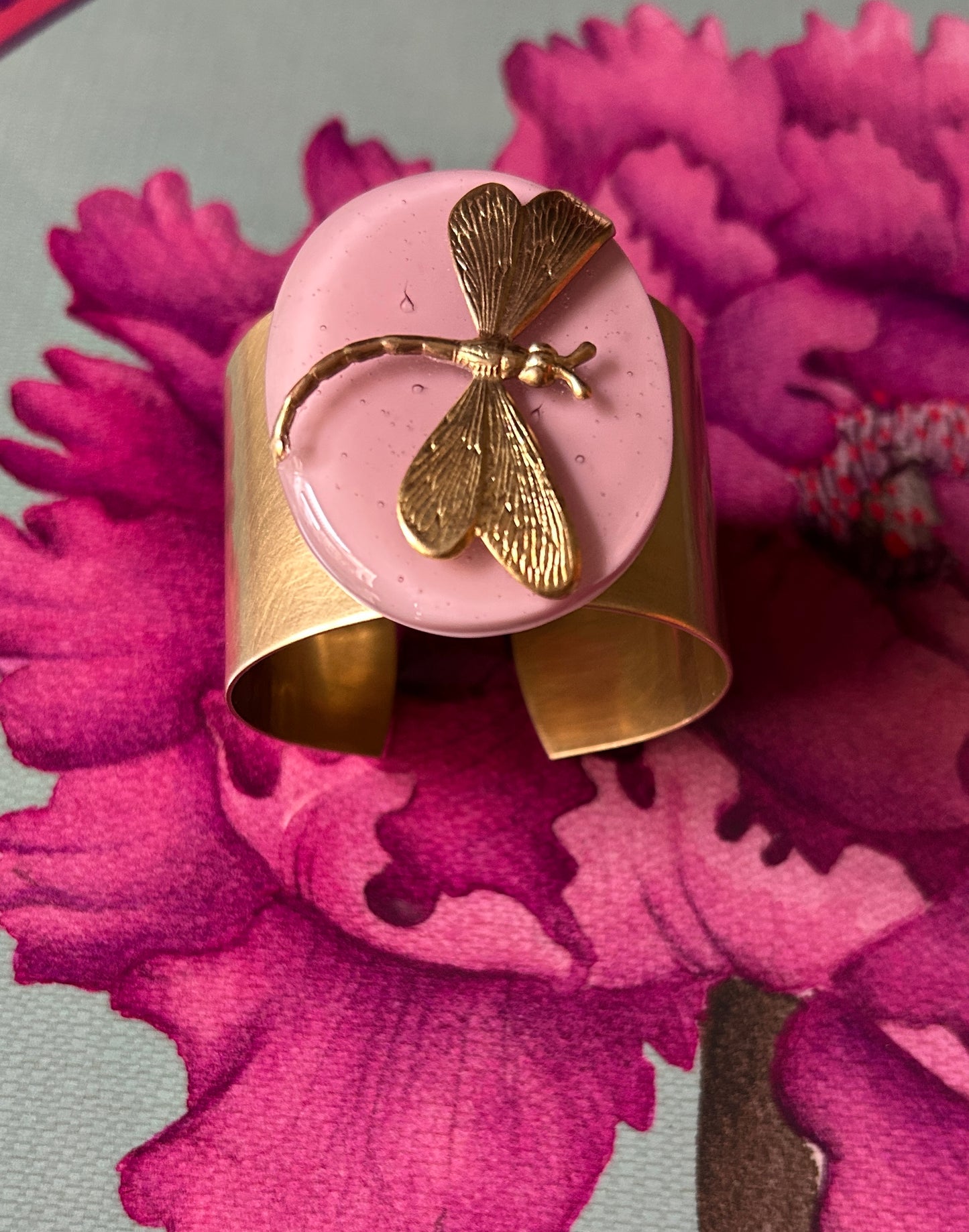 Bracciale in ottone con placca ovale in vetro fuso di Murano dusty pink con libellula Vetrofuso