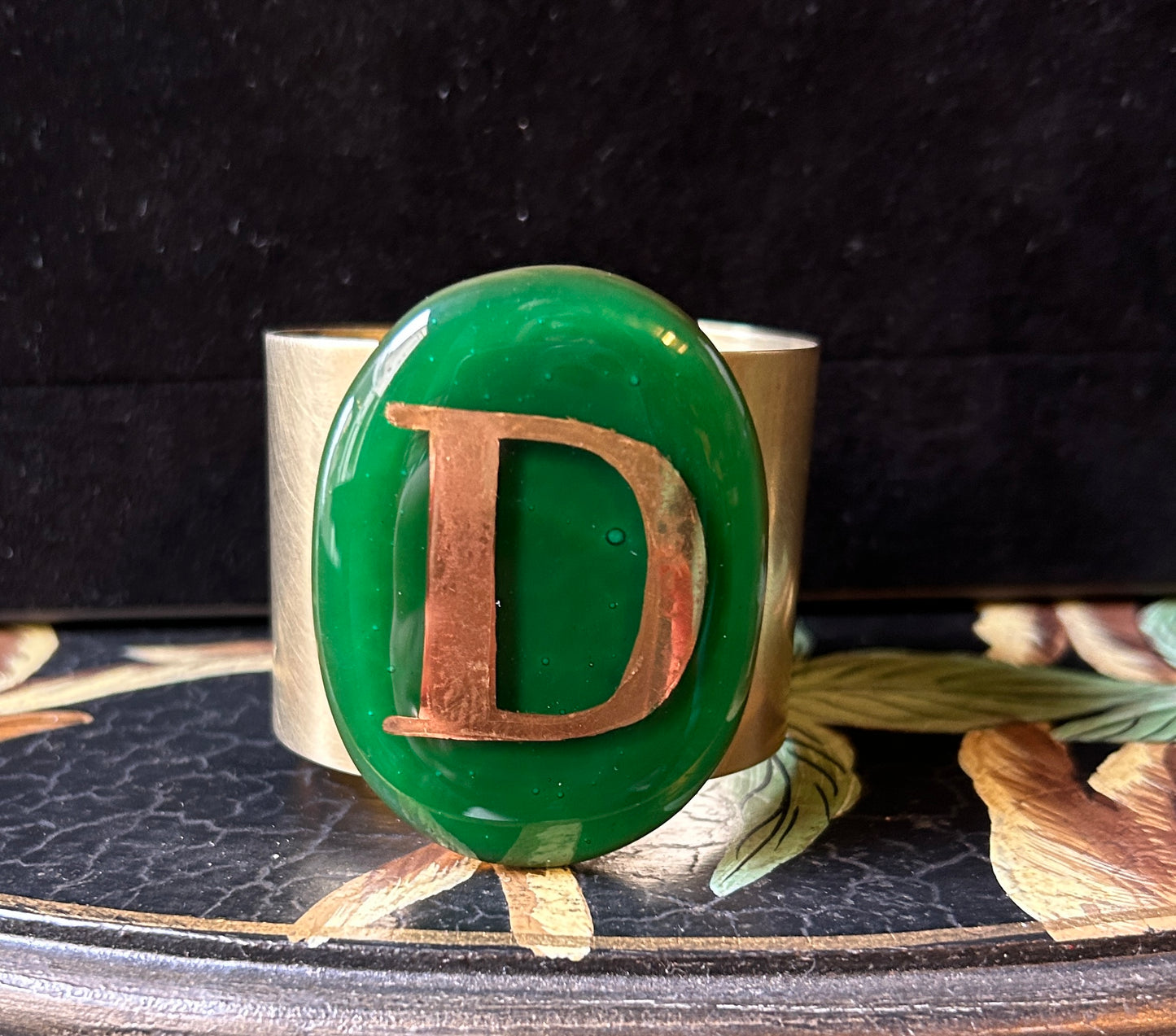 Bracciale in ottone con placca in vetro di Murano dark jade lettera D