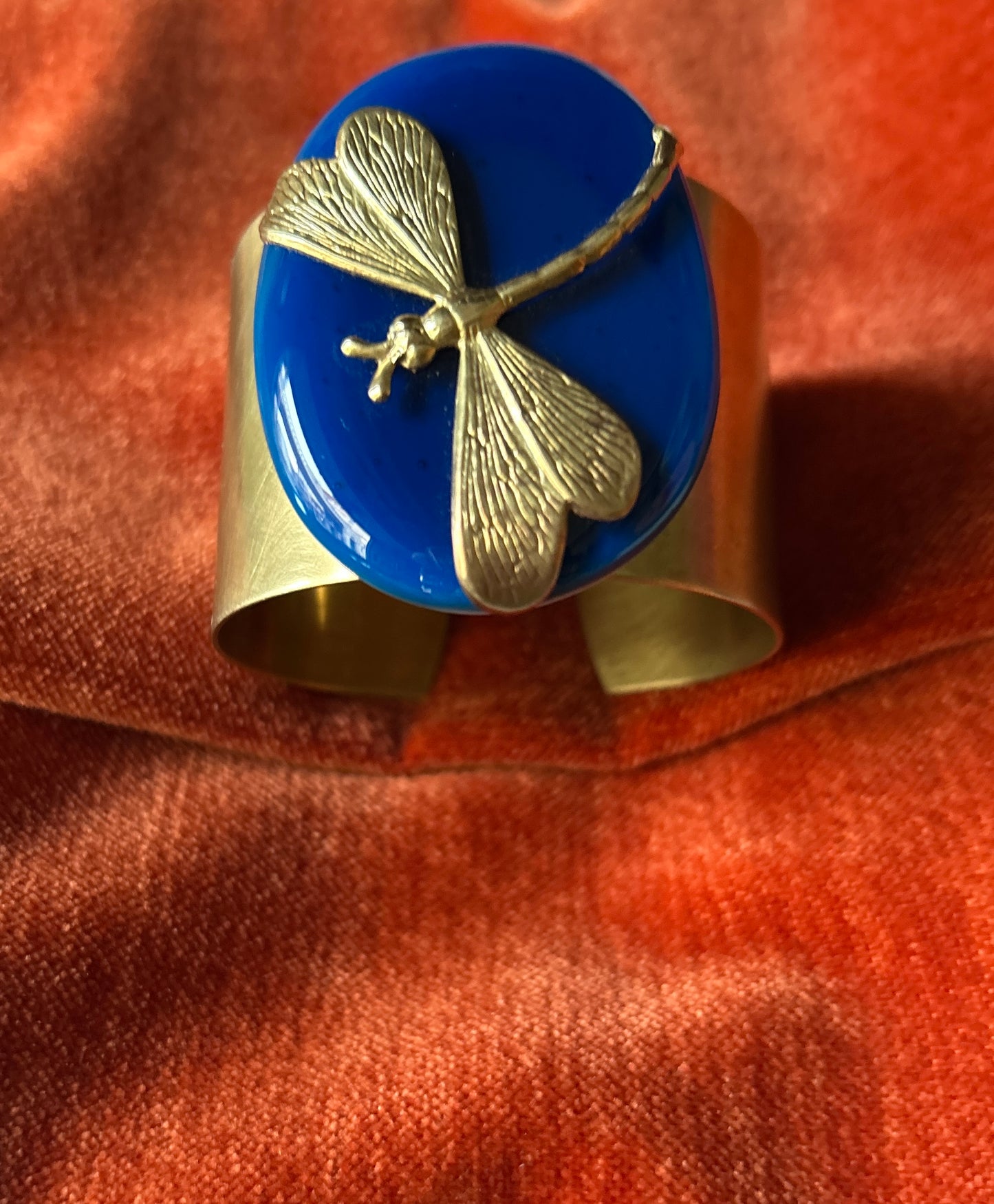 Bracciale in ottone e placca ovale in vetro fuso di Murano avio blu con libellula Vetrofuso