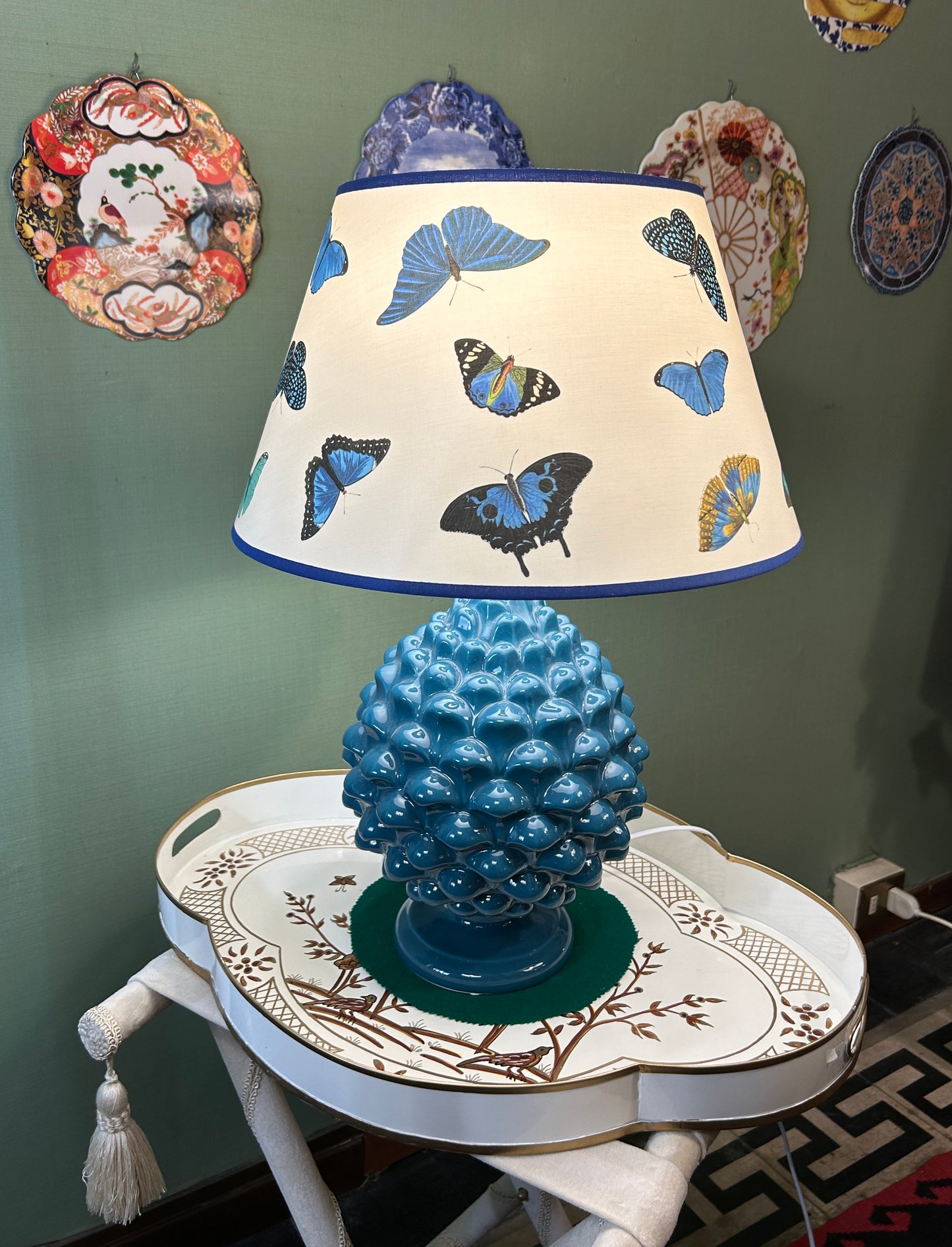 Lampada pigna con paralume farfalle