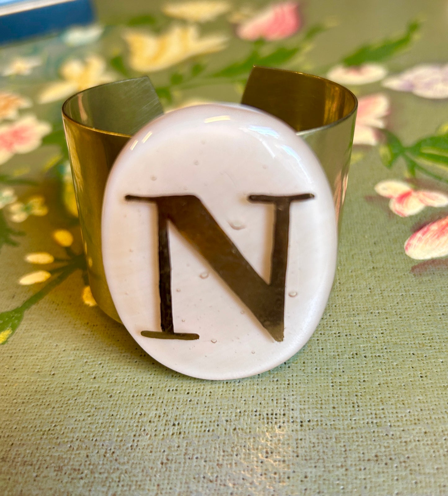 Bracciale in ottone con placca in vetro di Murano champagne lettera N Vetrofuso