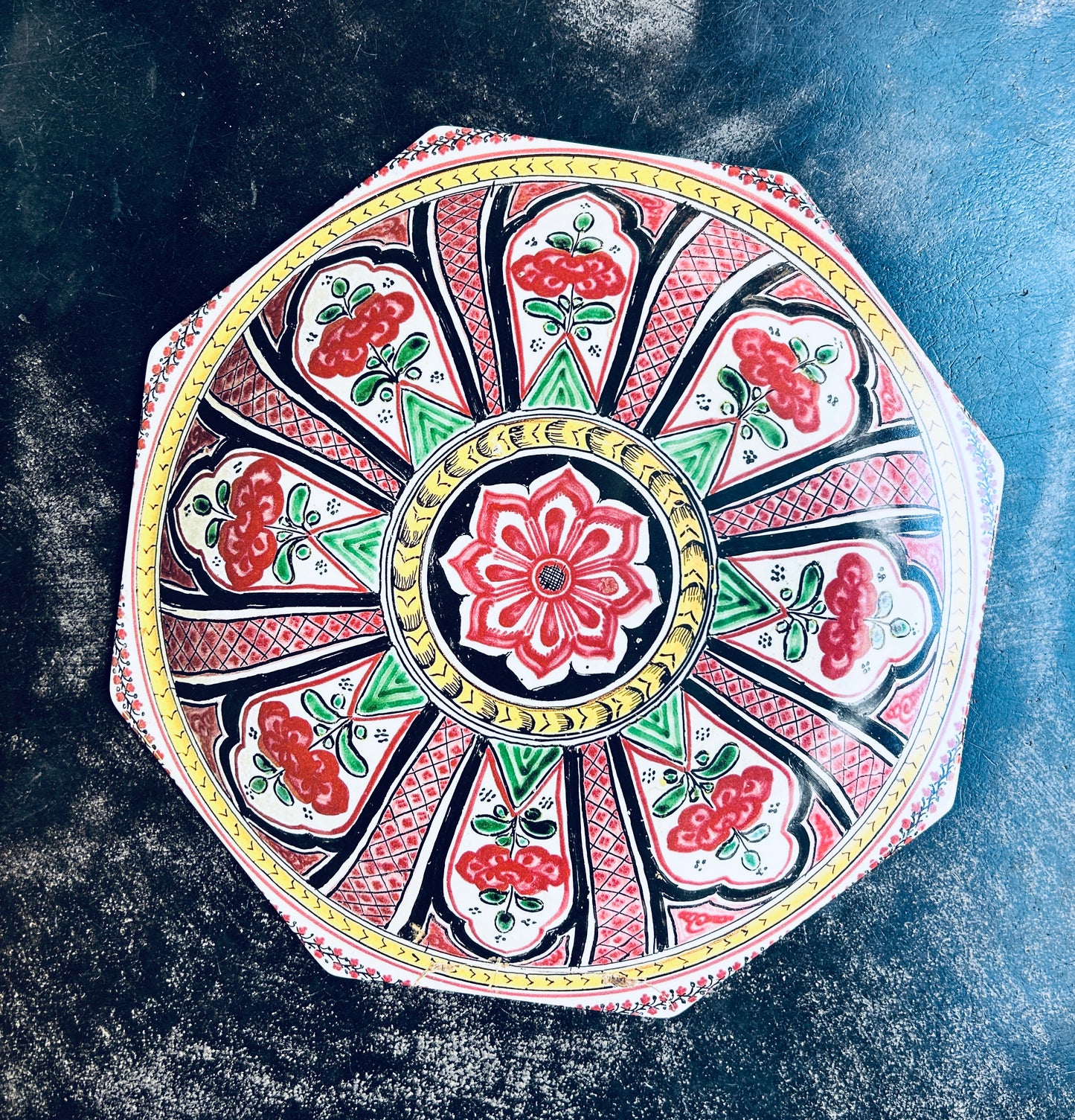 Grande assiette de présentation Vito Nesta Illusions noir rouge jaune