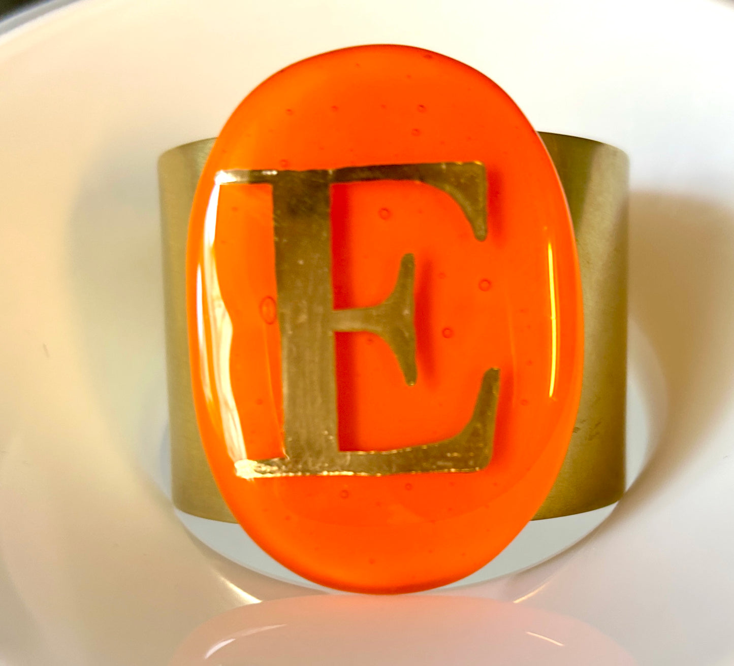 Bracciale in ottone con placca ovale in vetro di Murano orange lettera E Vetrofuso