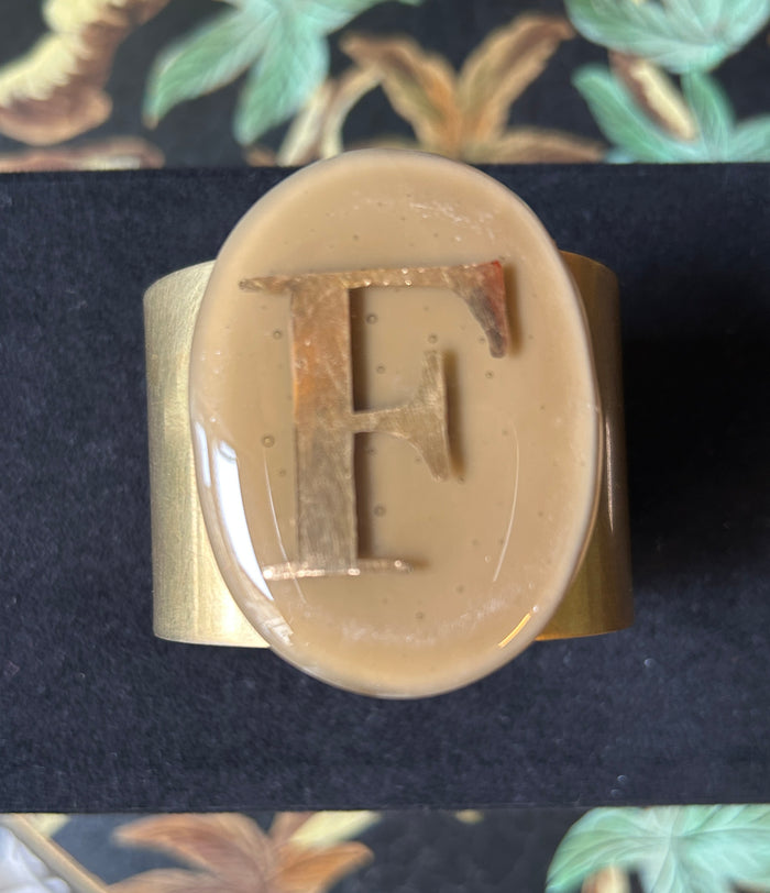 Bracciale in ottone lettera F con placca ovale in vetro di Murano bronze Vetrofuso