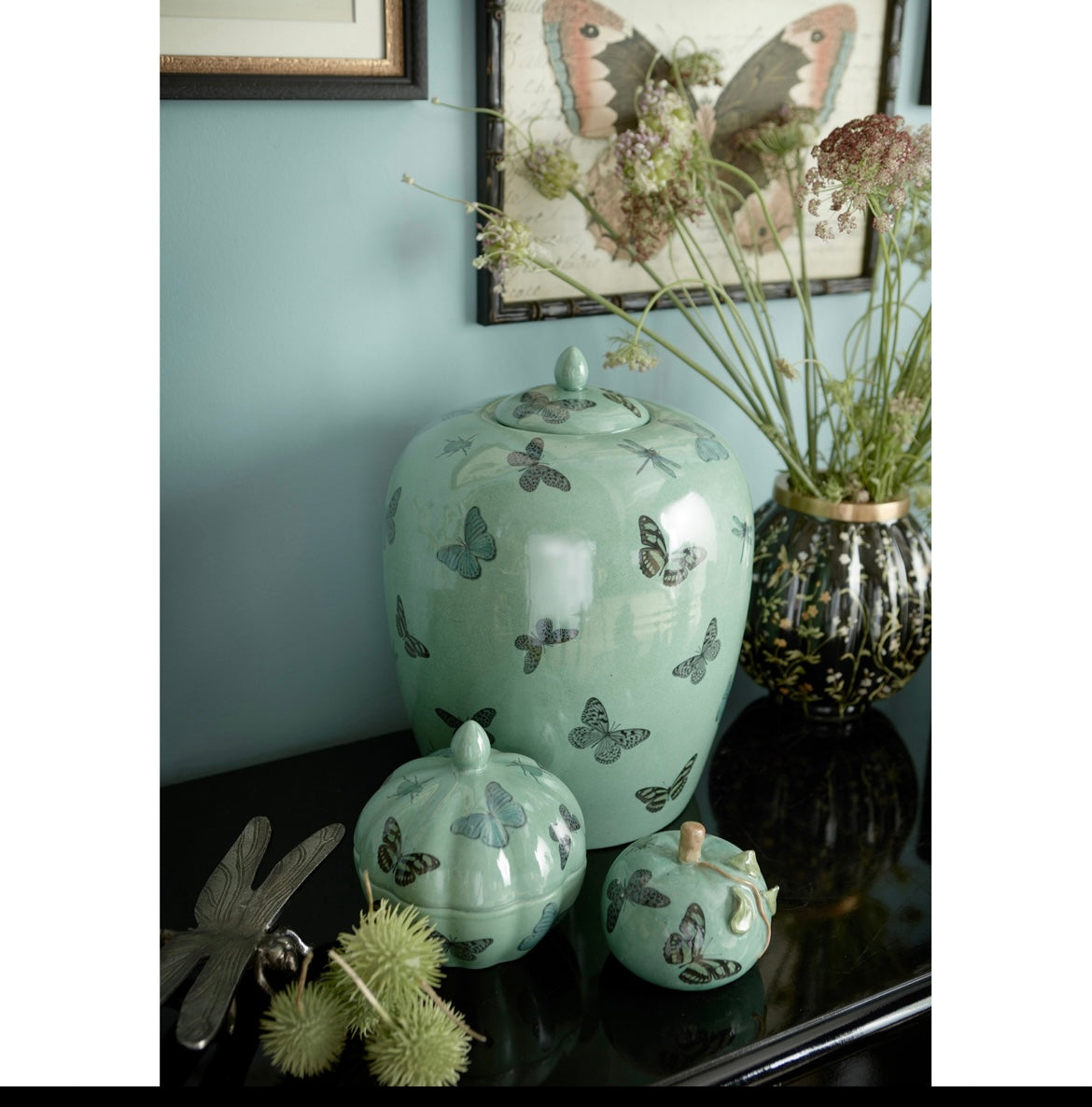 Zucca decorativa in verde con farfalle