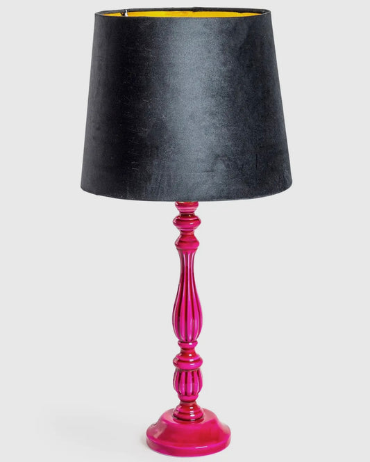 Lampada da tavolo  rosa in legno lucido con paralume rivestito in metallo