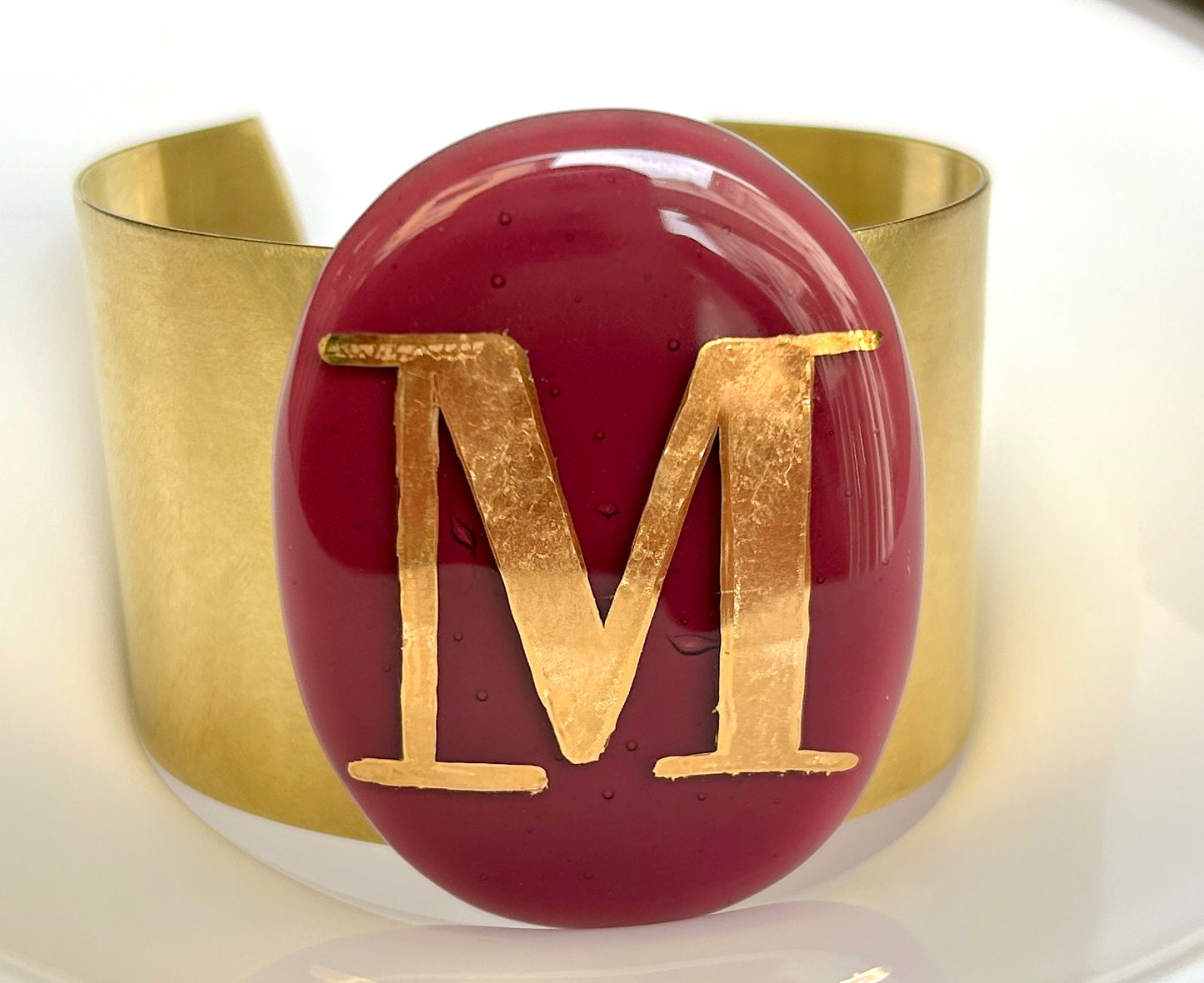 Bracciale in ottone con placca ovale in vetro di Murano prugna lettera M Vetrofuso