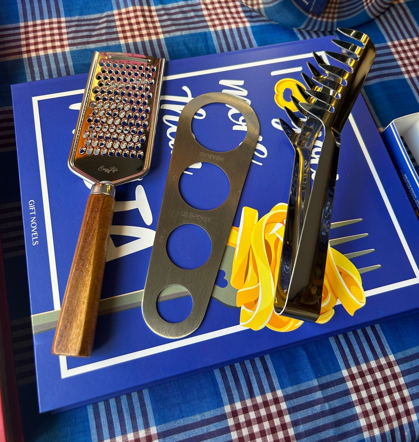 Libero regalo “I love you more than pasta” con dosaspaghetti servispaghetti e grattuggia