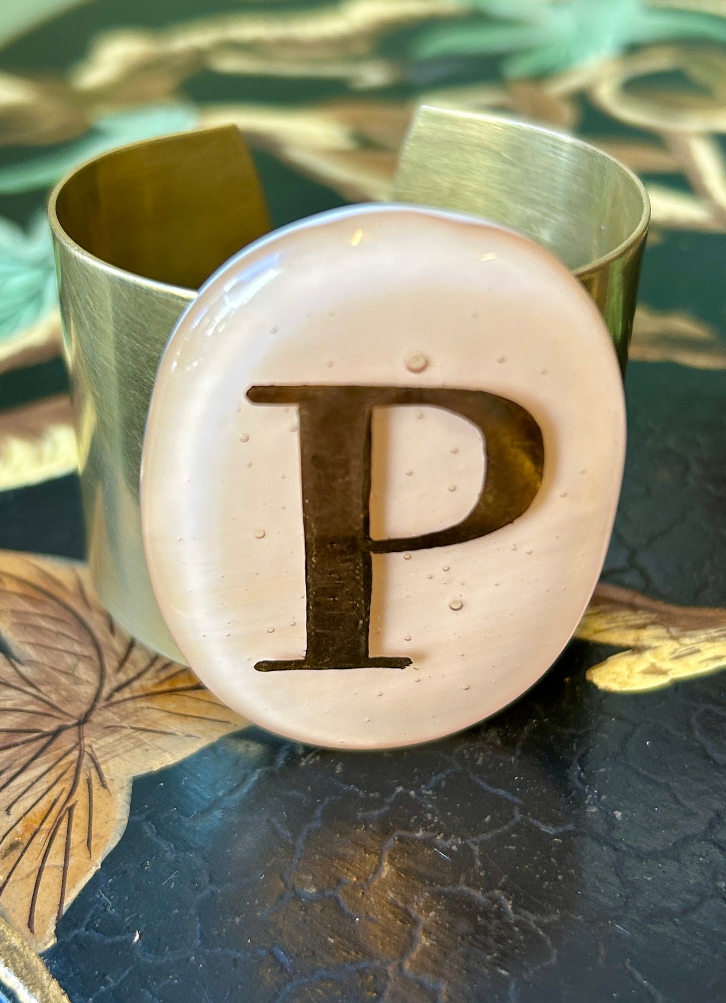 Bracciale in ottone con placca ovale in vetro di Murano champagne lettera P Vetrofuso