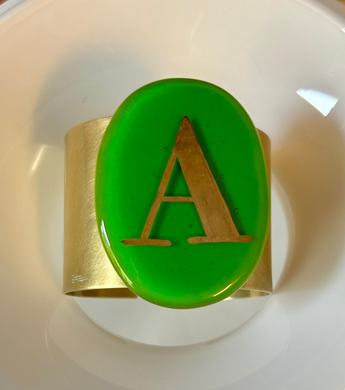 Bracciale in ottone con placca ovale in vetro di Murano lettera A acid green