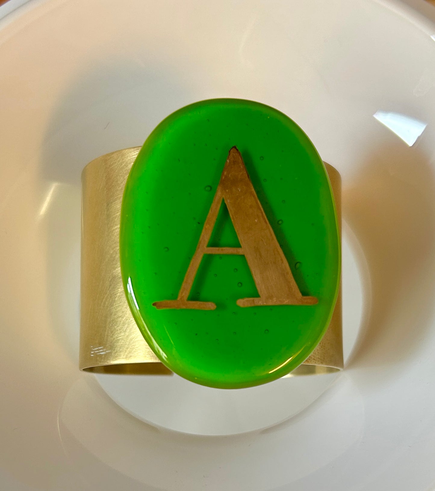 Bracciale in ottone con placca ovale in vetro di Murano lettera A acid green