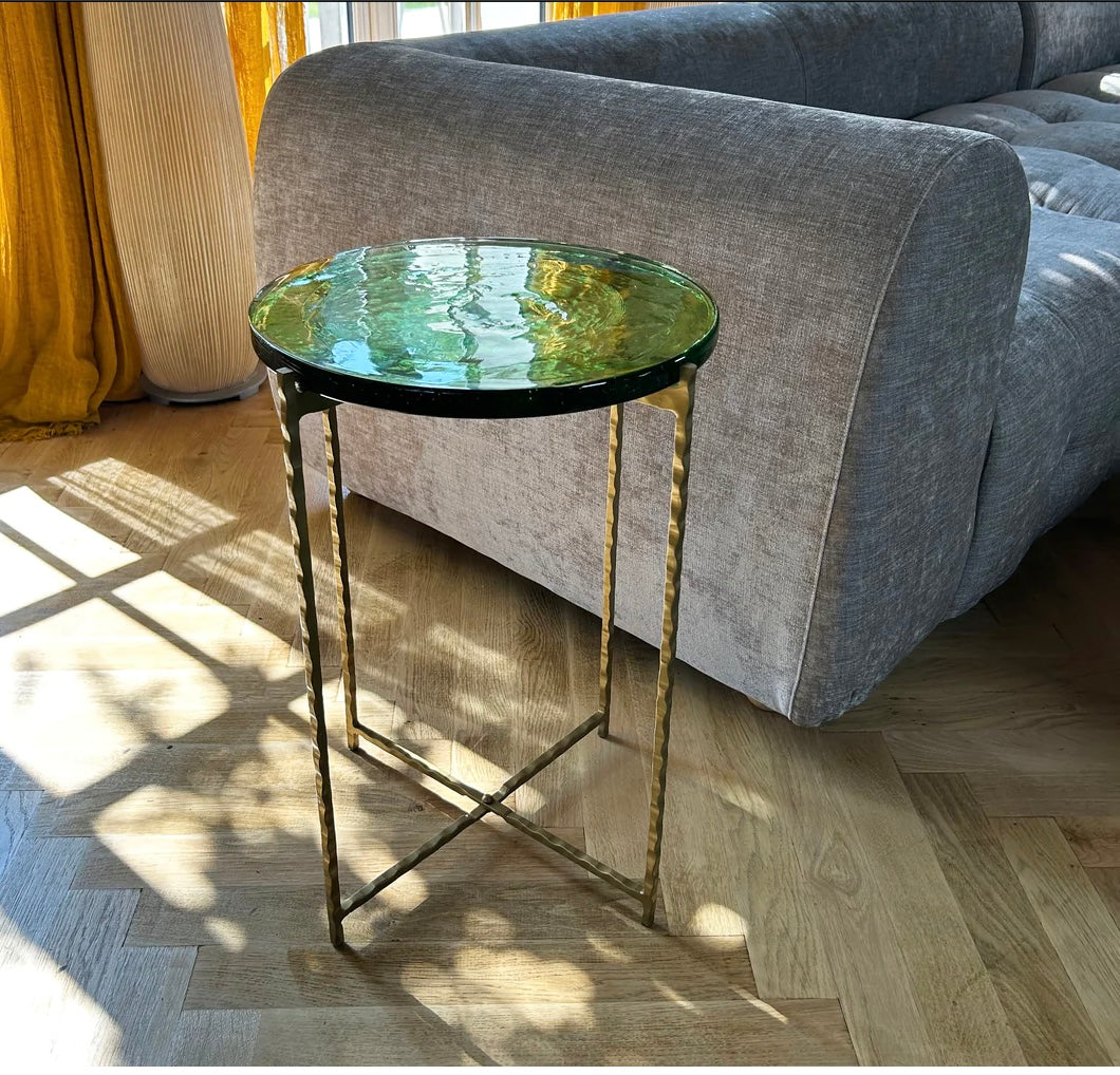 Tavolino in metallo martellato dorato con piano in vetro verde
