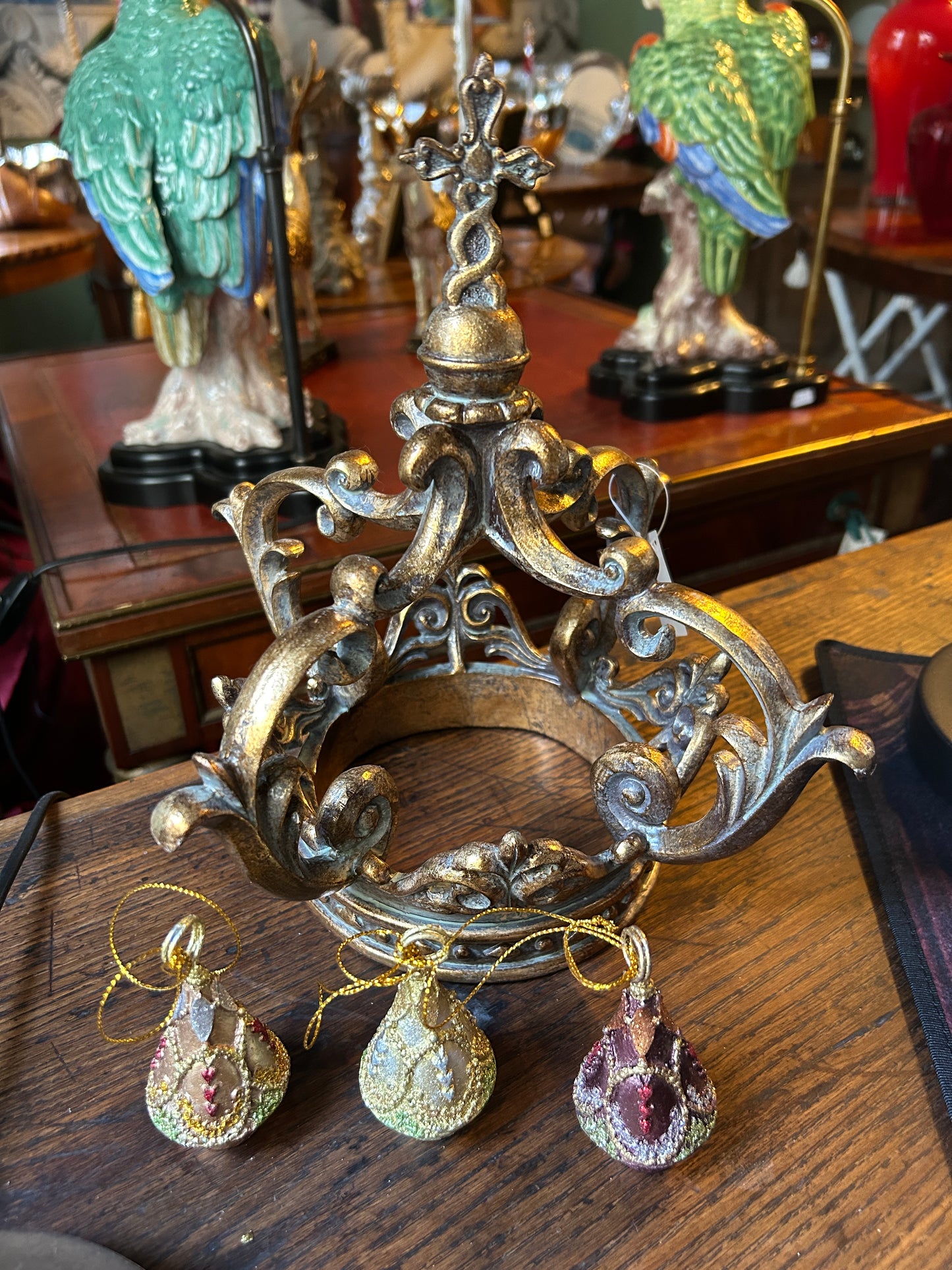 Couronne et trois jeunes arbres