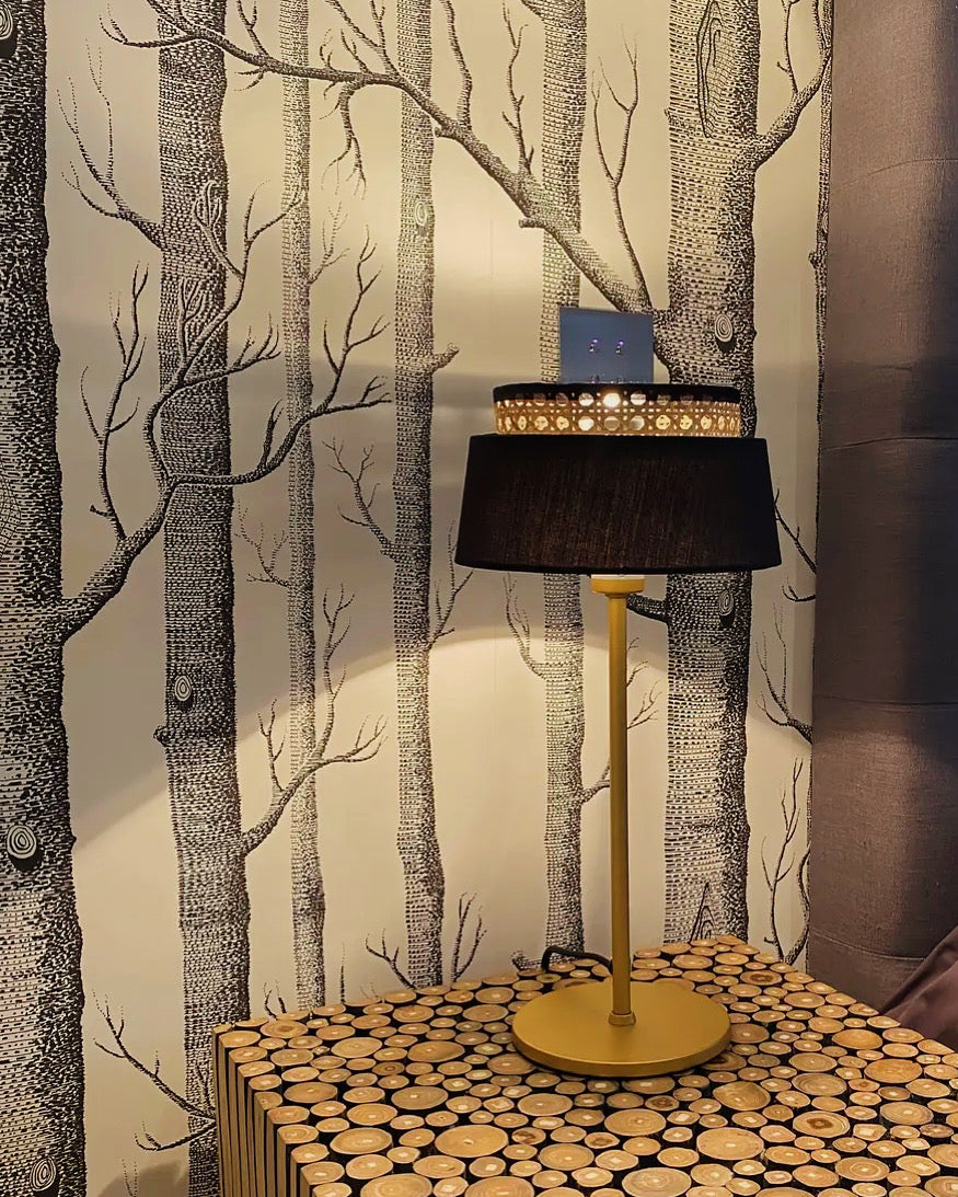 Lampada da tavolo in metallo oro con paralume rattan