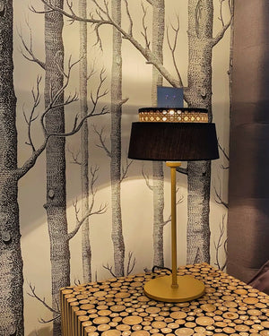 Lampada da tavolo in metallo oro con paralume rattan