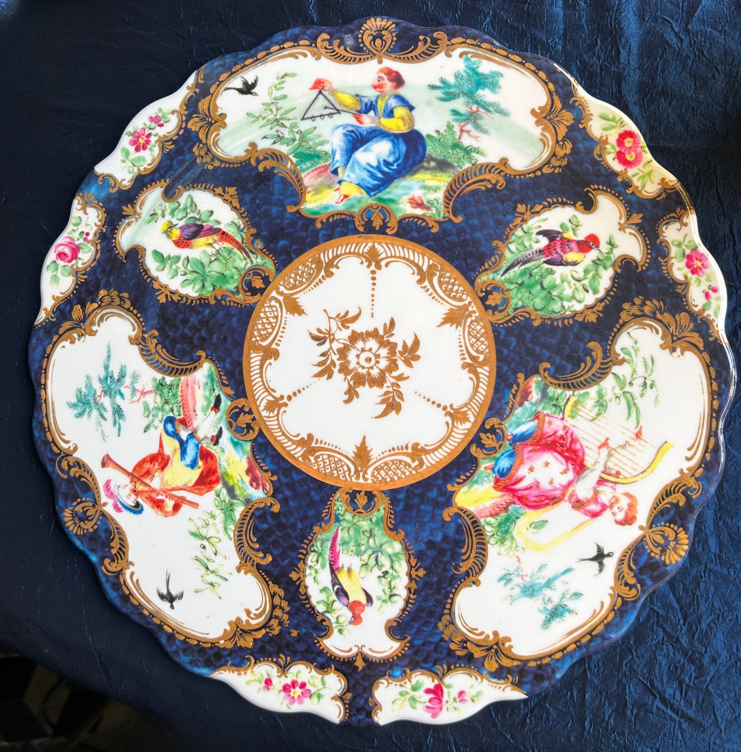 Sottopiatto decorativo personaggi cinesi in blu melamina della collezione Illusions di Vito Nesta