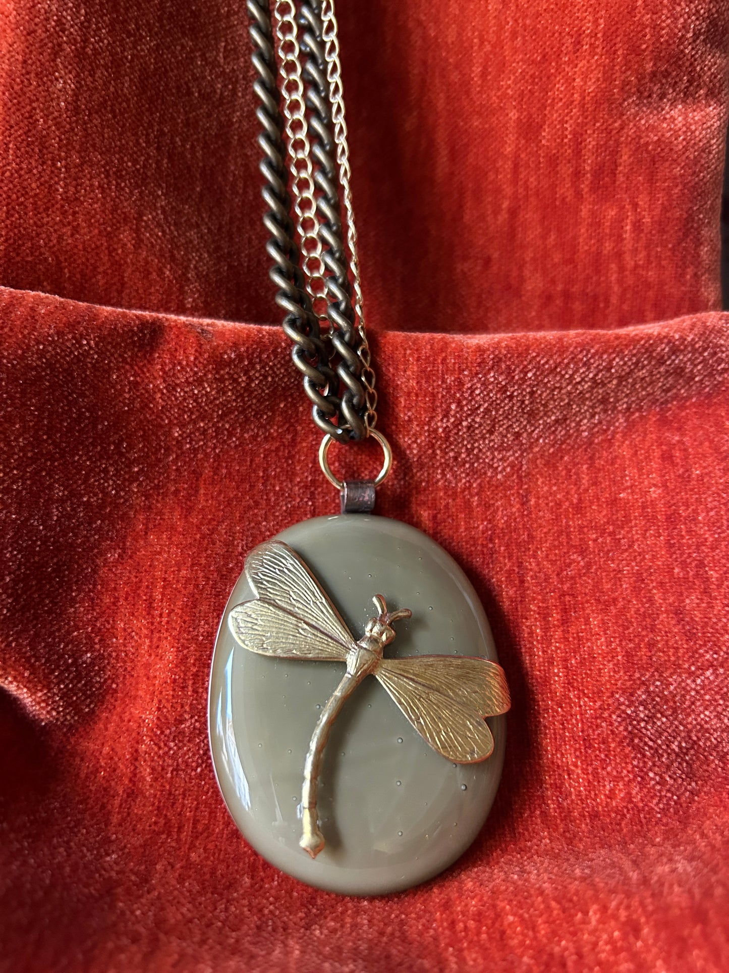 Collana in ottone e placca ovale vetro fuso di Murano con charm libellula dark sage Vetrofuso