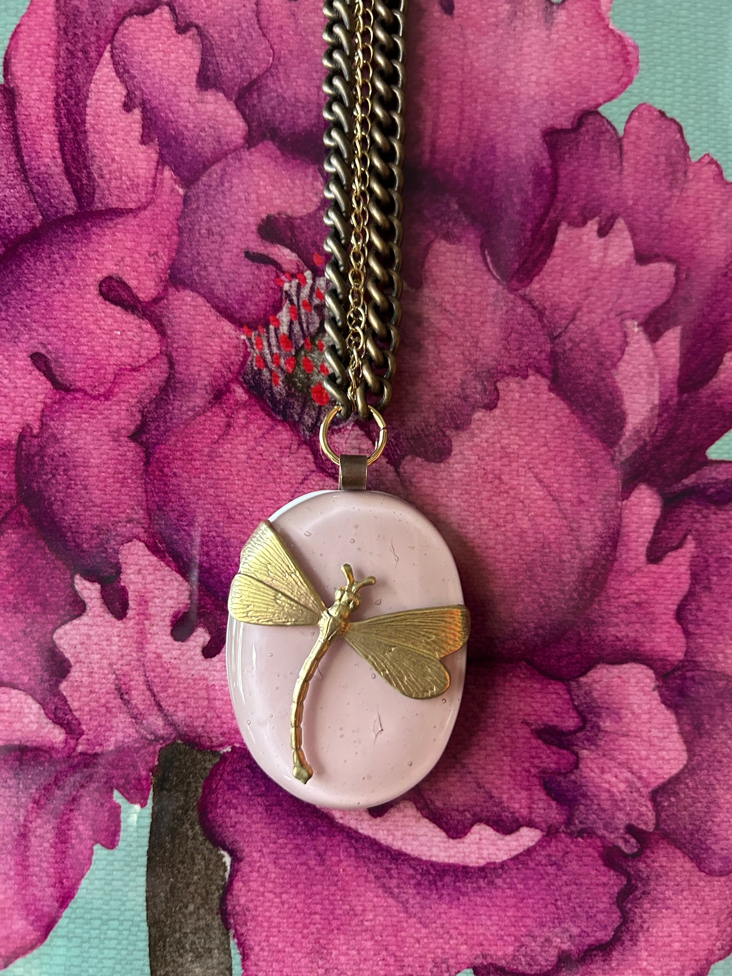 Collana con placca ovale in vetro fuso di Murano dusty pink libellula Vetrofuso