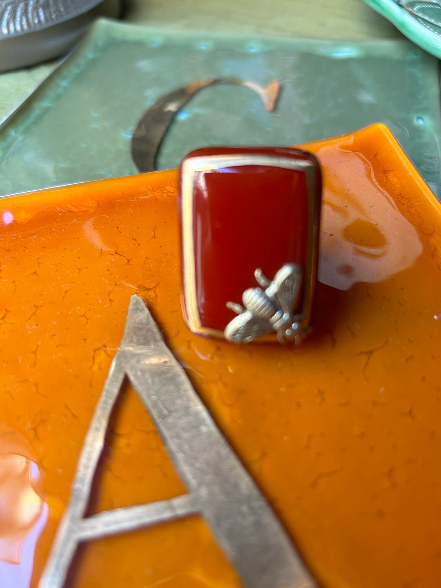 Bague caramel avec application abeille Daniela Poletti peut être commandée